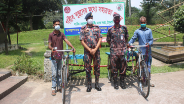 ঠাকুরগাঁওয়ে অসহায়দের মাঝে বিজিবি’র ভ্যানগাড়ি বিতরণ