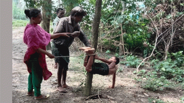 শিশুকে গাছের সঙ্গে বেঁধে নির্যাতন, ছবি ভাইরাল 