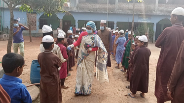 করোনা প্রতিরোধে ঠাকুরগাঁয়ে মাস্ক বিতরণ