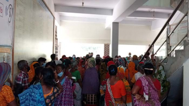 ত্রাণের দাবিতে ঠাকুরগাঁওয়ে ডিসি অফিসে দুস্থদের ভিড়