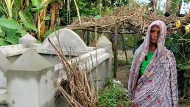নিজের কবর তৈরি করে মৃত্যুর প্রহর গুনছেন এক বৃদ্ধা মা নিজের কবর তৈরি করে মৃত্যুর প্রহর গুনছেন এক বৃদ্ধা মা