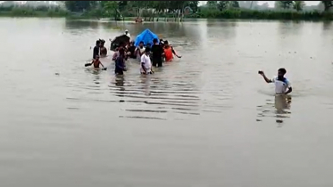 বুক সমান পানি পেরিয়ে মরদেহ কবরস্থানে দাফন