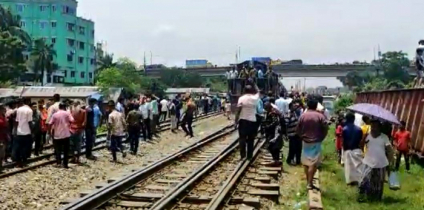 টঙ্গী রেলস্টেশন অবরোধ, এক ঘন্টা বন্ধের পর ট্রেন চলাচল শুরু