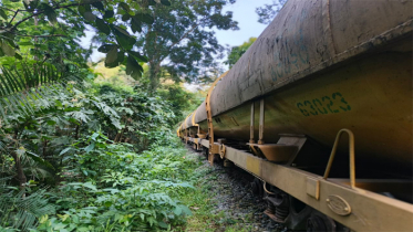 লাউয়াছড়ায় তেলবাহী ট্যাংকার লাইনচ্যুত, সিলেটের সঙ্গে রেল যোগাযোগ বন্ধ লাউয়াছড়ায় তেলবাহী ট্যাংকার লাইনচ্যুত, সিলেটের সঙ্গে রেল যোগাযোগ বন্ধ