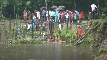 ফেনীতে নদী ভাঙ্গন রোধে সেচ্ছায় বাঁধ নির্মাণ 