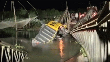 টাঙ্গাইলে সেতু ভেঙ্গে ট্রাক নদীতে, যান চলাচল বন্ধ