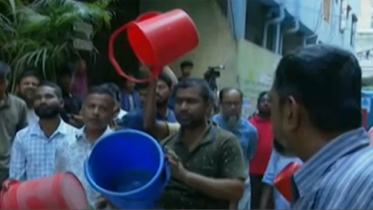 পানি সঙ্কট: সিদ্ধেশ্বরীতে বালতি-ঝাড়ু নিয়ে বিক্ষোভ 