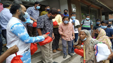 কারওয়ানবাজারে প্রান্তিক মানুষের মাঝে খাবার বিতরণ করেছে সম্প্রীতি বাংলাদেশ