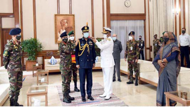 বিমান বাহিনী প্রধানকে এয়ার মার্শাল র‌্যাঙ্ক ব্যাজ পরানো হয়েছে