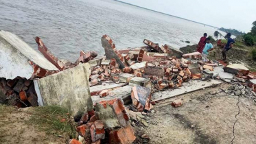 মুহুর্তেই নদীতে তলিয়ে গেল স্কুল!