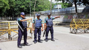 বিধিনিষেধে রাজধানীতে কড়া অবস্থানে পুলিশ-র‌্যাব