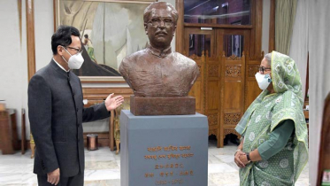 প্রধানমন্ত্রীকে বঙ্গবন্ধুর ম্যুরাল উপহার দিয়েছে চীনা দূতাবাস