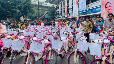 প্রধানমন্ত্রীর জন্মদিনে ৭৬ ছাত্রীকে ছাত্রলীগের সাইকেল উপহার