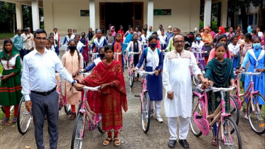 ঠাকুরগাঁওয়ে ছাত্রছাত্রীদের মাঝে বাই সাইকেল ও শিক্ষাবৃত্তি বিতরণ