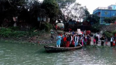 সরাইলে নদী পারাপারে ভরসা দড়ি টানা নৌকা