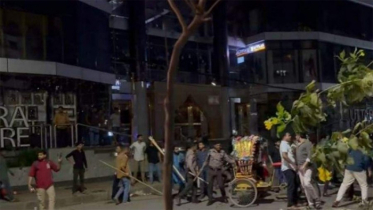 মধ্যরাতে উত্তরায় রণক্ষেত্র, পুলিশের সঙ্গে ধাওয়া-পাল্টা ধাওয়া মধ্যরাতে উত্তরায় রণক্ষেত্র, পুলিশের সঙ্গে ধাওয়া-পাল্টা ধাওয়া