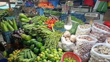 কাঁচামরিচ কেজিতে কমেছে ১৫০ টাকা, চড়া দামেই বিক্রি হচ্ছে মুরগি কাঁচামরিচ কেজিতে কমেছে ১৫০ টাকা, চড়া দামেই বিক্রি হচ্ছে মুরগি