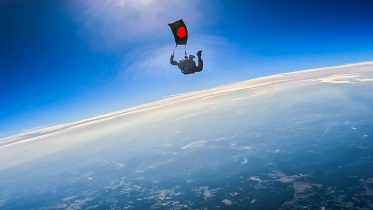 বিজয় দিবসে সর্বাধিক পতাকা হাতে প্যারাস্যুটিং, বিশ্বরেকর্ড গড়ার প্রত্যয় বাংলাদেশের বিজয় দিবসে সর্বাধিক পতাকা হাতে প্যারাস্যুটিং, বিশ্বরেকর্ড গড়ার প্রত্যয় বাংলাদেশের