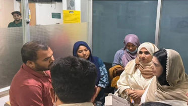 গুলিবিদ্ধ হাদির পরিবারের পাশে ডা. জুবাইদা রহমান গুলিবিদ্ধ হাদির পরিবারের পাশে ডা. জুবাইদা রহমান