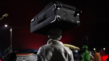 মাউন্ট নিরাগঙ্গে অগ্ন্যুৎপাতে বাড়ি ঘর ছেড়ে পালাচ্ছে মানুষ