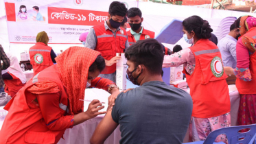 নিউমার্কেট এলাকার ক্ষুদ্র ব্যবসায়ীরা পেলেন প্রথম ডোজ টিকা