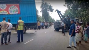 নরসিংদীতে কাভার্ডভ্যানের চাপায় তিন পথচারী নিহত