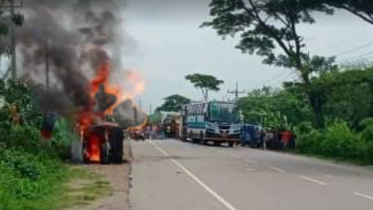 পুলিশের মাইক্রোবাসের ধাক্কায় ছাত্র আহত, গাড়িতে আগুন