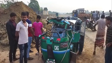 ট্রাক্টরের ধাক্কায় অটোরিকশা উল্টে নারী নিহত, আহত ৫