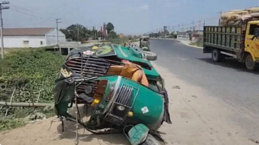 দাঁড়িয়ে থাকা অটোরিকশাকে ট্রাকের চাপা, নিহত ২