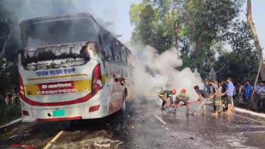 সংঘর্ষের আগুনে পুড়ল বাস-প্রাইভেটকার, নিহত ১