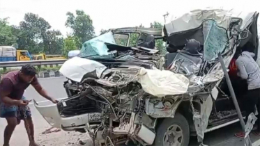 দাঁড়ানো ট্রাকে মাইক্রোবাসের ধাক্কা, একই পরিবারের ৩ জন নিহত