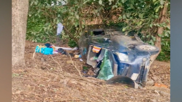 লোহাগাড়ায় নিয়ন্ত্রণ হারিয়ে মাইক্রোবাস খাদে, নিহত ৩