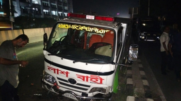 উল্টে গেল শিক্ষার্থীর লাশ বহনকারী অ্যাম্বুলেন্স