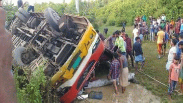 রামুতে বাস উল্টে ২ যাত্রী নিহত