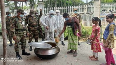 দোহারে বন্যা দুর্গতদের খাবার দিল সেনা বাহিনী