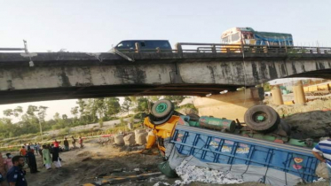 সেতুর রেলিং ভেঙে খালে ট্রাক, প্রাণ গেল শ্রমিকের