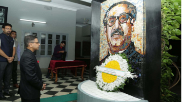 বঙ্গবন্ধুর প্রতিকৃতিতে ভারতের নতুন হাইকমিশনারের শ্রদ্ধা