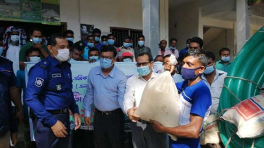 বাগেরহাটে ইলিশ আহরণ নিষিদ্ধ, জেলেদের মাঝে চাল বিতরণ 