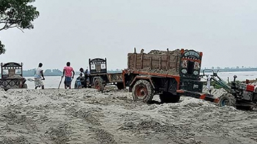 গোদাগাড়ীতে বালু পরিবহনে বাধা