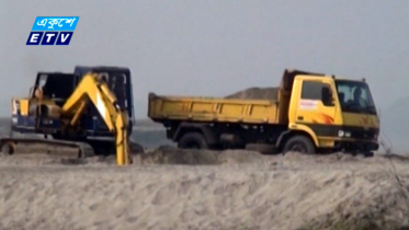 ময়মনসিংহে বালু উত্তোলন, নদীতে বিলীন হচ্ছে ঘরবাড়ি (ভিডিও)