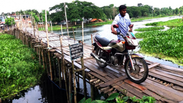 কপোতাক্ষ নদের ওপর বাঁশের সাঁকো এখন মরণফাঁদ