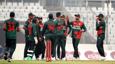 শতকের আগেই সফরকারীদের নেই ৮ উইকেট 