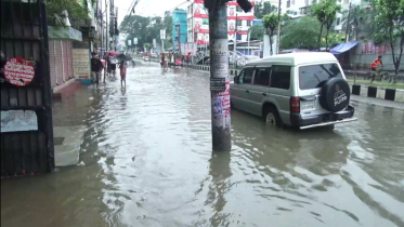 বরিশালে টানা বর্ষণে দূর্ভোগে মানুষ