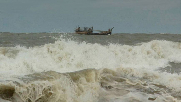 নিম্নচাপে উত্তাল সৈকত: পর্যটক গোসলে সতর্কতা