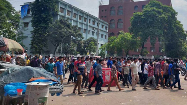 শহীদ মিনার এলাকায় ছাত্রলীগ-ছাত্রদল সংঘর্ষ