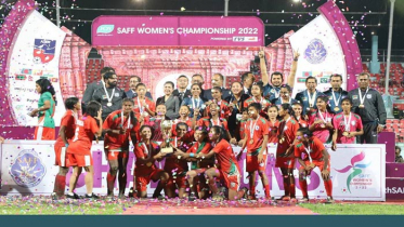 হিমালয় থেকে মুকুট নিয়ে দেশে ফিরছে মেয়েরা