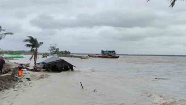 লক্ষ্মীপুরে অর্ধশতাধিক ঘরবাড়ি বিধ্বস্ত, ভেঙে গেছে বেড়িবাঁধ