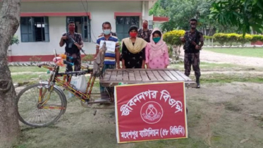 বাংলাদেশে অবৈধভাবে প্রবেশের সময় দালালসহ দুই নারী আটক