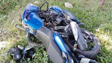 ট্রলির ধাক্কায় প্রাণ গেল ৩ মোটরসাইকেল আরোহীর