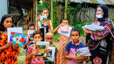 শিক্ষাসামগ্রী নিয়ে শিক্ষার্থীর বাড়িতে হাজির শিক্ষিকা